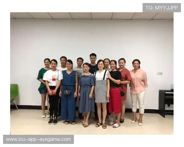 足球俱乐部在青训中建立家长委员会与定期沟通反馈机制，家长对足球培训班的建议